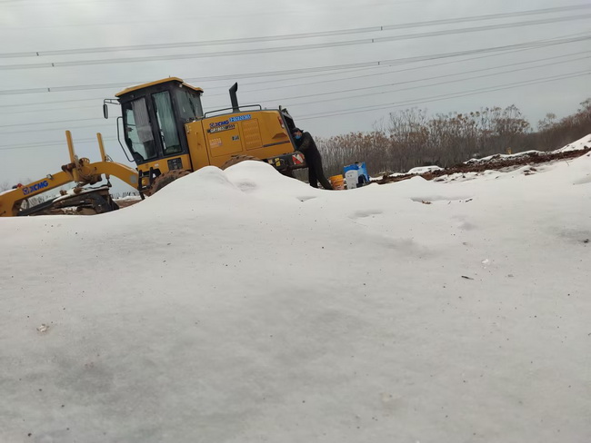 MK网服务工程师为客户维修平地机