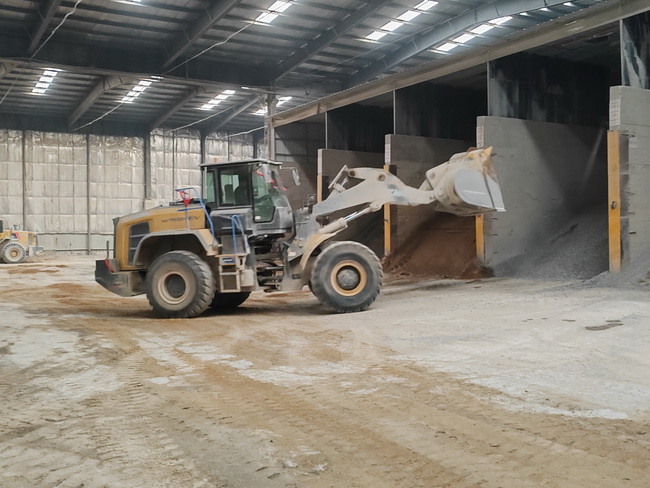 MK网XC968-EV纯电动装载机正在忙碌工作