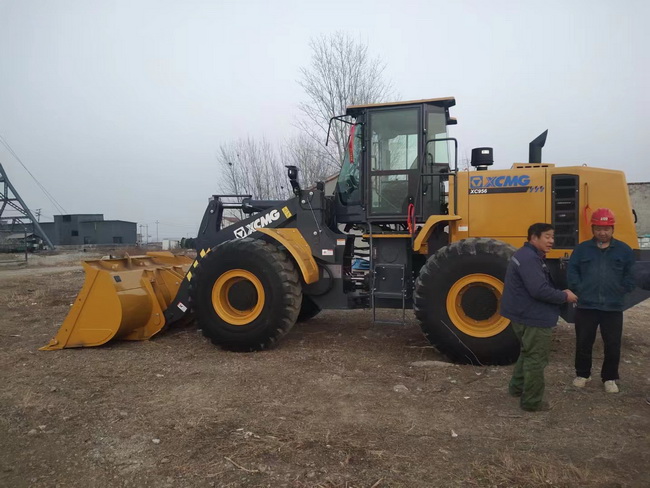 MK网XC956装载机交付商丘侯老板