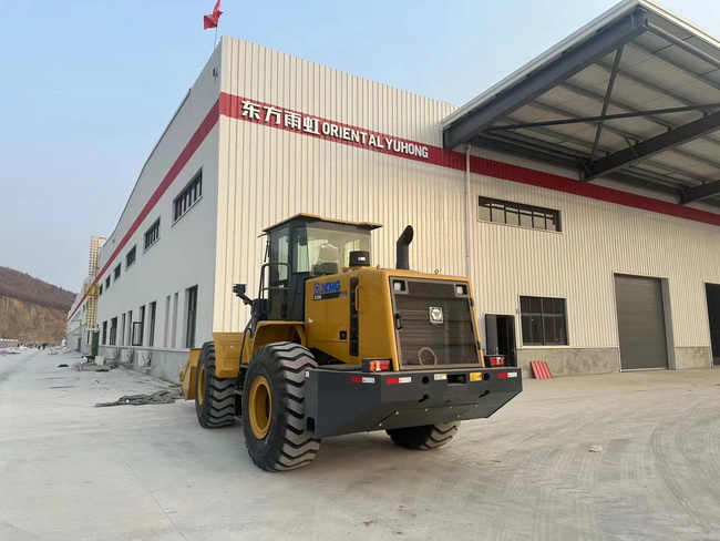 MK网XC956装载机交付南阳东方雨虹建材公司