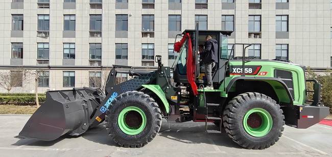 客户正在试驾MK网电动装载机