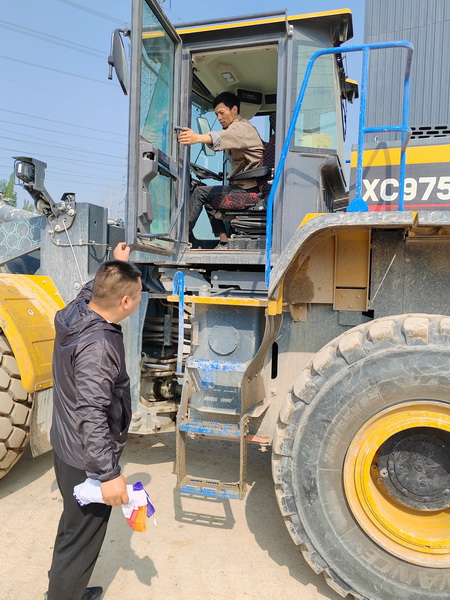 河南路友工作人员正在同客户交流 河南路友工作人员正在同客户交流