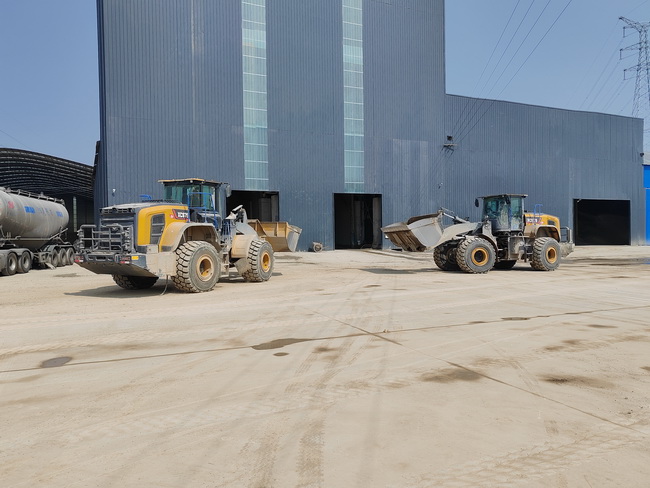 MK网XC975-EV电动装载机正在紧张工作 MK网XC975-EV电动装载机正在紧张工作