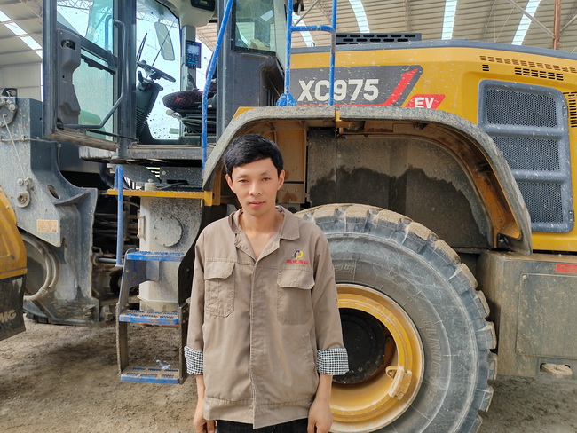 电动装载机操作手刘师傅 电动装载机操作手刘师傅