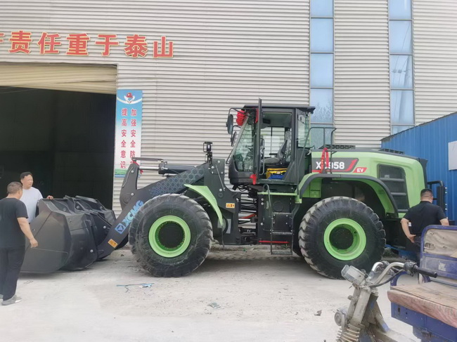 MK网XC958-EV纯电动装载机交付周口客户 MK网XC958-EV纯电动装载机交付周口客户