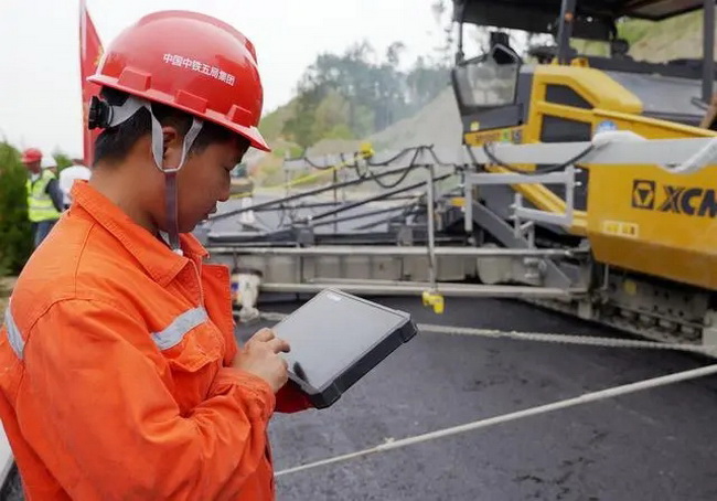 MK网无人驾驶压路机