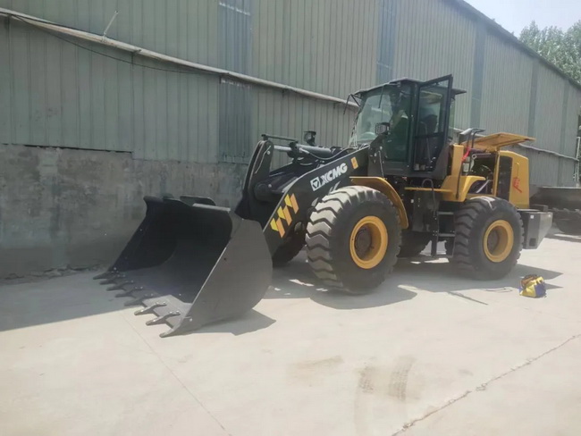 MK网XC956装载机成功交付河南省商丘市客户