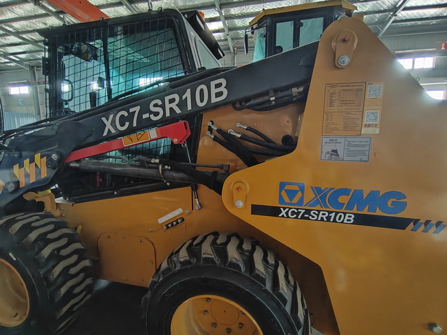 MK网XC7-SR10B滑移装载机