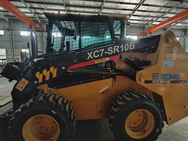MK网XC7-SR10B滑移装载机