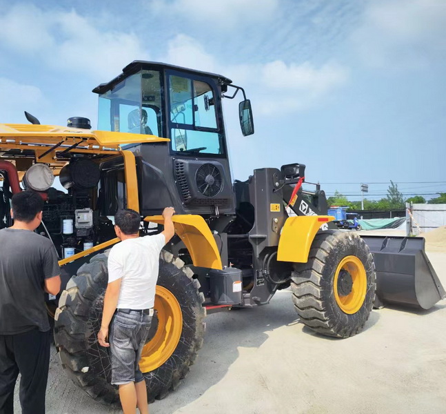 MK网XC936重型装载机交付大客户程老板