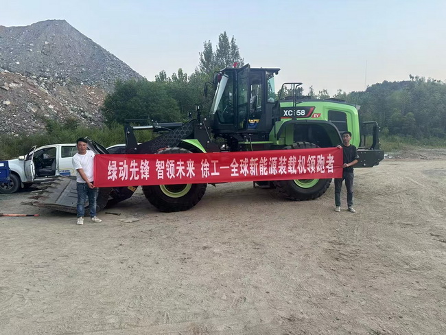 MK网纯电动侧卸装载机交付南阳大客户