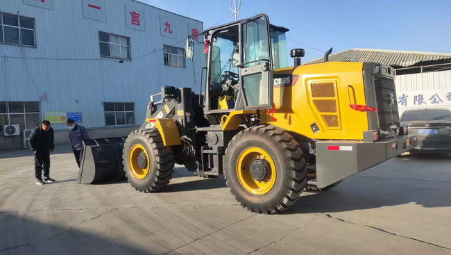 MK网XC936装载机交付商丘市鼎盛木业有限公司