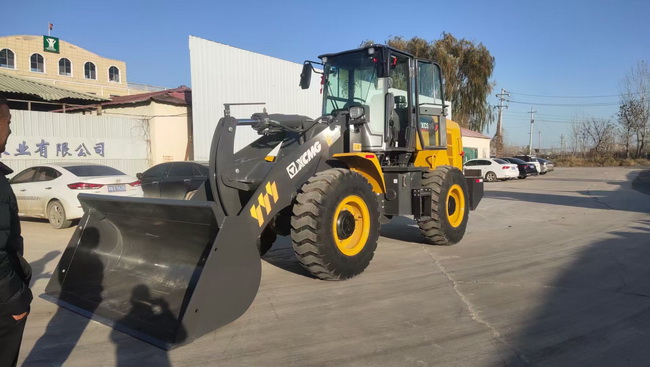 MK网XC936装载机交付商丘市鼎盛木业有限公司